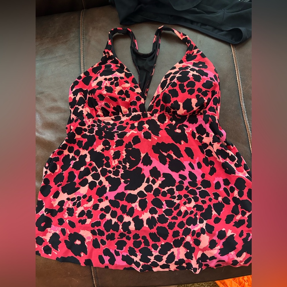 Aqua Green brand Black Swim Top with Pink Leopard Accent size medium razorback
